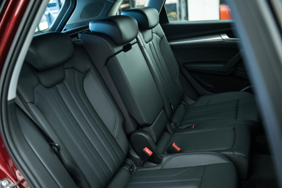 Интерьер Audi Q5 40 TDI Quattro 2019 года  (JP) (фото 14 из 20)